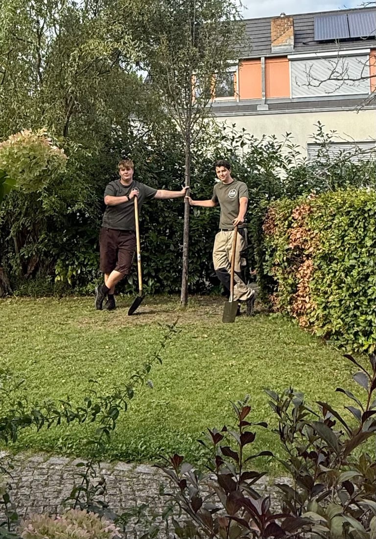 Louis Lippoth und Hendrik Kürth pflanzen einen Baum