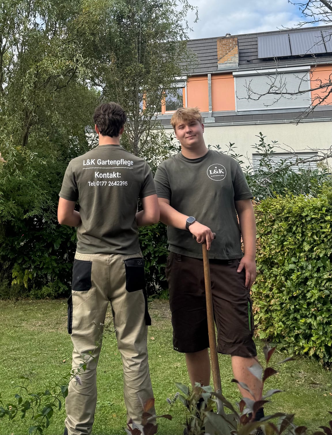 Louis Lippoth und Hendrik Kürth bei der Arbeit im Garten